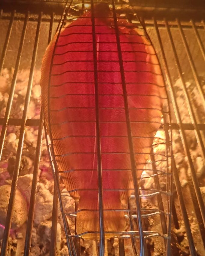 Pescado a la brasa en la parrilla del Asador Etxea